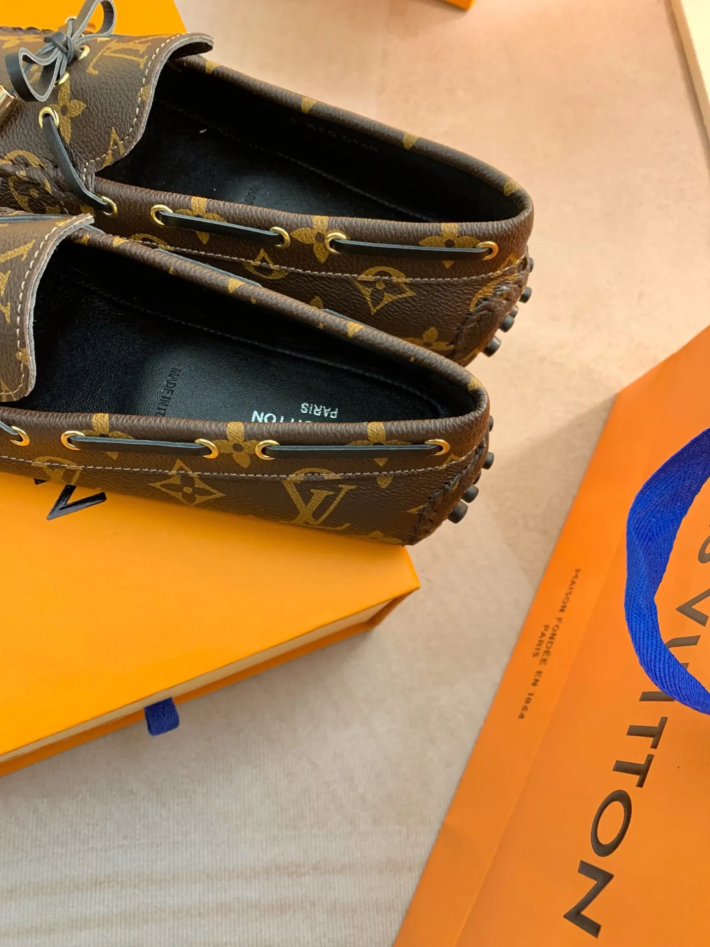 p460💰Couple model❤️🇫🇷 𝙇𝙤𝙪𝙞𝙨 𝙑𝙪𝙞𝙩𝙩𝙤𝙣 🇫🇷Louis Vuitton 2023 Classic𝓛𝓿 𝓣𝓻𝓪𝓲𝓷𝓮𝓻 Sports Series ➪➪➪¯ [Arizona Doudou Shoes Series] ▪️▪️▪️Arizona slip-on shoes are made of Monogram Eclipse canvas. Its hand-painted and dyed edges and hand-sewn uppers fully demonstrate Louis Vuitton's traditional shoemaking craftsmanship. This slip-on shoe is very lightweight. The integrated tongue and upper make it particularly comfortable and flexible. The soft outsole is equipped with rubber padding. Decorated with matching sash. Detailed features: ☑️Monogram Eclipse canvas ☑️Black Eclipse pattern ☑️Hand-painted shoe edges ☑️Hand-sewn uppers (each pair takes time to process) ☑️Integrated tongue and upper construction ☑️Outsole equipped with rubber lining ☑️size: 35_46